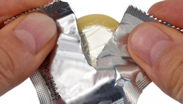 © - fotolia.com Ouvrir une enveloppe de préservatif