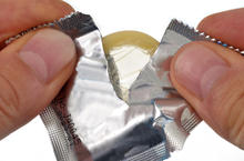 Ouvrir une enveloppe de préservatif